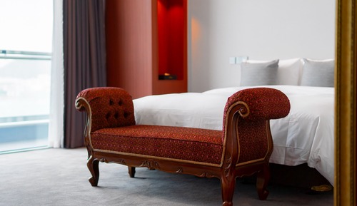 Emerald Suite + Breakfast for 4 + 4 Yacht Discounts Vouchers + 60% Karaoke Discount