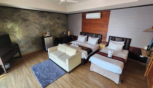 Deluxe Triple Room, Multiple Beds, Pool Access
