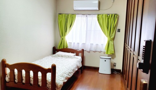 Room (302)