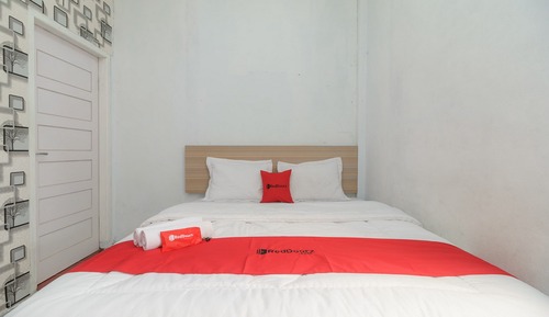 Double Room (RedDoorz)