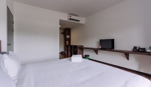 Deluxe Double Room, 1 King Bed, Pool View