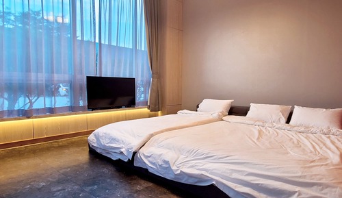 Resort Twin low bed
