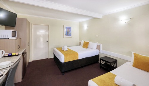 Queen room with a Single Bed