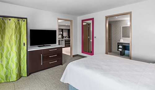 Suite, 1 Queen Bed, Accessible (Mobility & Hearing, Roll-in Shower)
