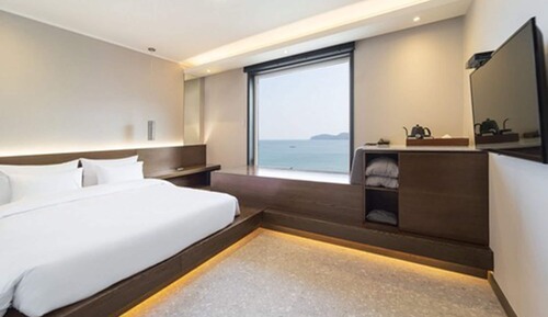 [2 Highballs+Snack] Deluxe Double Room