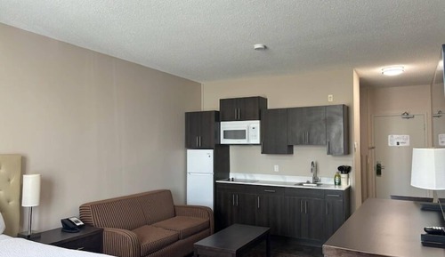 Suite, 1 Queen Bed, Non Smoking, Kitchenette (Second Floor)