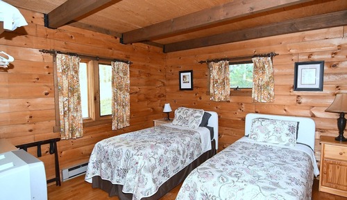 House, Multiple Beds (The Outlook - A Majestic View!)