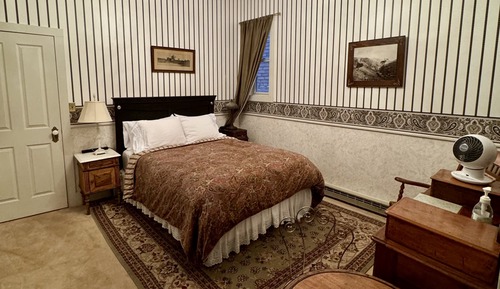 Queen Bed, Private Bathroom