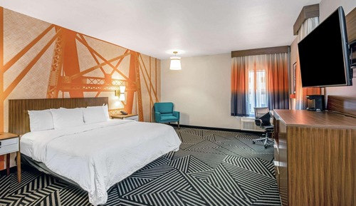 Room, 1 King Bed, Accessible, Non Smoking (Mobility/Hearing, Roll-In Shower)