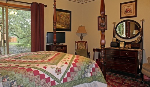 Signature Room, 1 Queen Bed, Patio, Corner (Ffiona)
