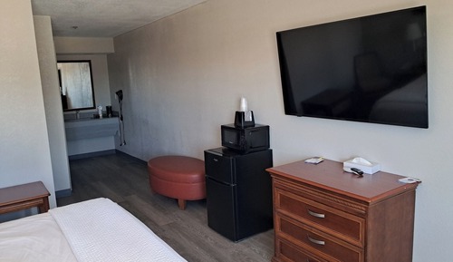 Room, 1 King Bed, Mobility Accessible, Non Smoking (Roll-In Shower)