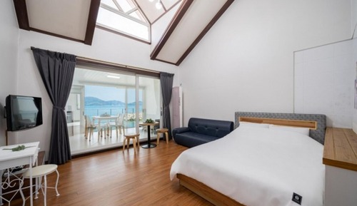 Room (Sherry (Ocean View dogs allowed))