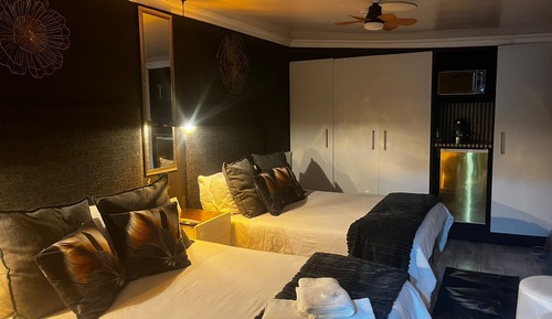 Luxury Studio Suite, Multiple Beds, Microwave, Garden View