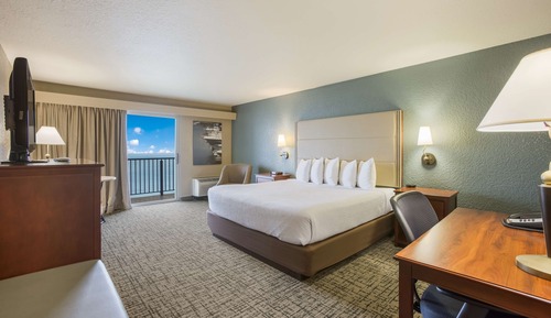 Lake Side Balcony | 1 King Bed