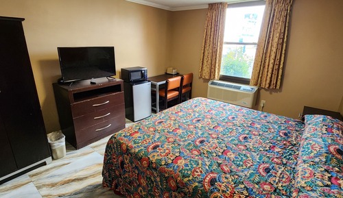 Room, 1 King Bed, Smoking