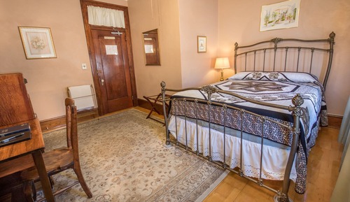 Standard Suite, 1 Queen Bed, Refrigerator & Microwave (Queen Efficiency Suite)