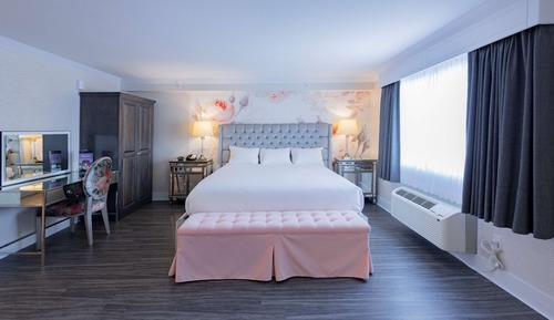 Suite, 1 King Bed, Non Smoking, Kitchen (Living Room)