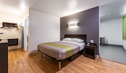 Deluxe Room, 1 Queen Bed, Non Smoking, Kitchenette