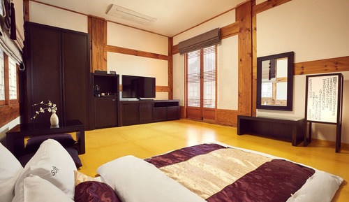 Deluxe Ondol (Hanok View)