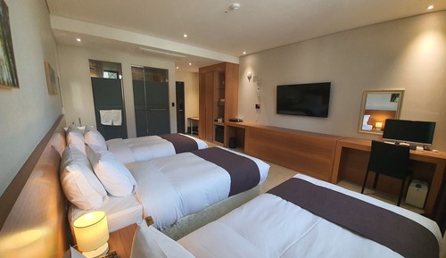 Deluxe Triple Room (more than 3 people, extra person fee 15,000KRW on the spot)