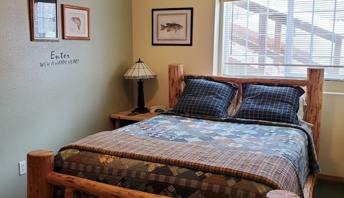 04 Standard Queen Room with Private Bath