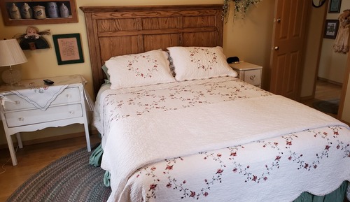 05 Deluxe Queen Room with Private Bath
