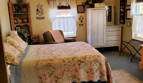 06 Premium Queen Room with Private Bath