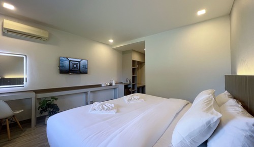 Deluxe King Bed With Pool View