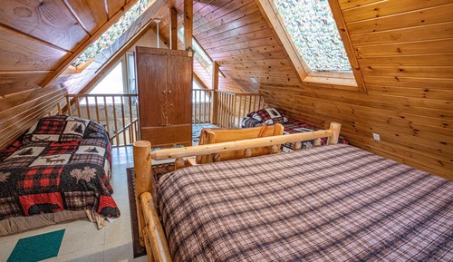 Family Cabin, 2 Bedrooms, Hot Tub, River View