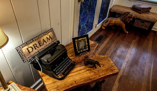 Traditional Cabin, 5 Bedrooms, Hot Tub, Mountainside