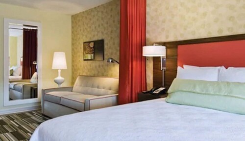 Suite, 1 King Bed, Accessible, Bathtub