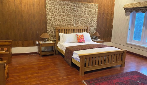 Deluxe Room, 1 Queen Bed, Accessible, Smoking