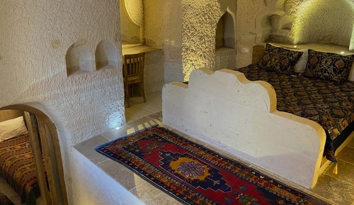 Queen Cave with Terrace (2 Bedrooms) - 17