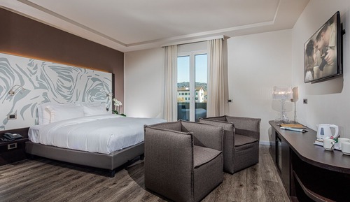 Junior Suite, 1 King Bed, Pool View