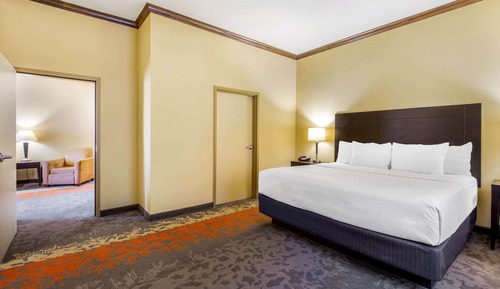 Deluxe Suite, 1 King Bed, Accessible, Bathtub