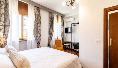 Classic Room, 1 Queen Bed, Air conditioning, Garden View