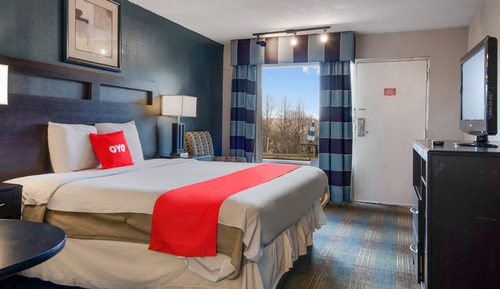 Room, 1 King Bed, Smoking