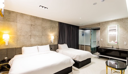 Business Room - Comp Airport Shuttle upon request