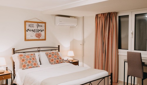 Comfort Suite, 1 Queen Bed, Kitchen, Courtyard View