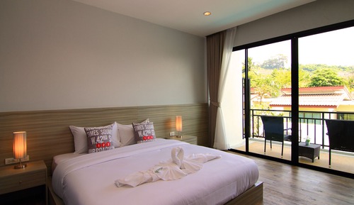 Superior Pool View with King Bed 