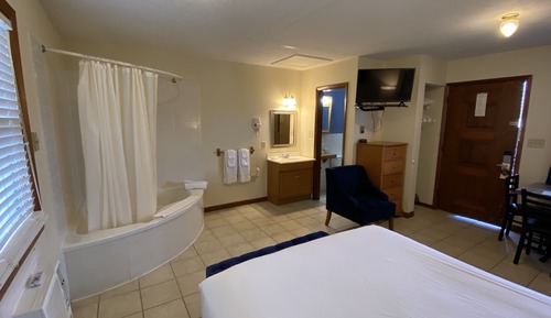 Suite, 1 Queen Bed, Jetted Tub