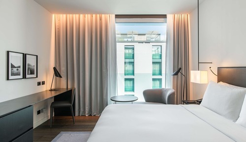 Deluxe Room, 1 King Bed, Courtyard View