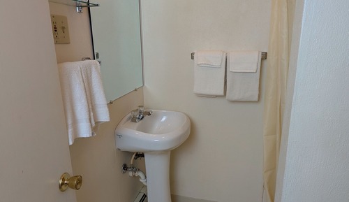 Queen Single w/ Kitchenette