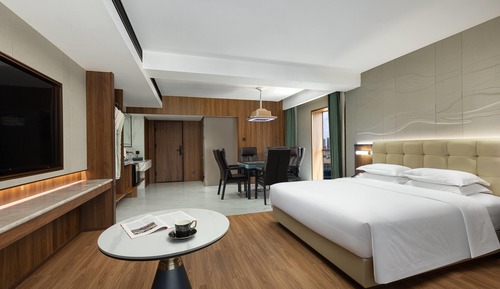 Room, 1 King Bed, Smoking (Mahjong)