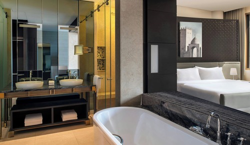 Deluxe Room, 1 King Bed, City View