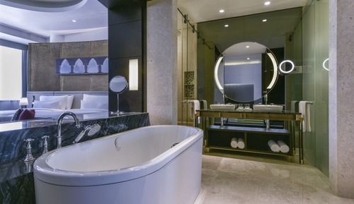 Deluxe Room, 1 King Bed, Pool View