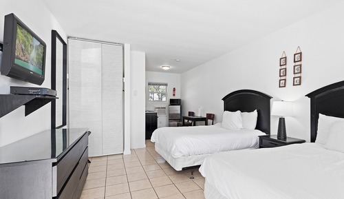 Standard Room (2 Full Beds, No Pets)