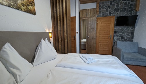 Double Room (1 extra bed)