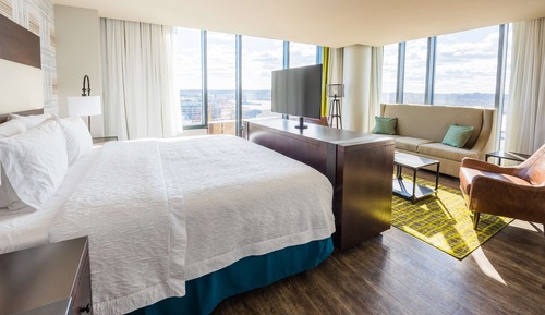 Studio, 1 King Bed, Refrigerator, Stadium view