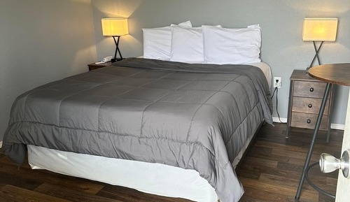 Standard Room, 1 Queen Bed